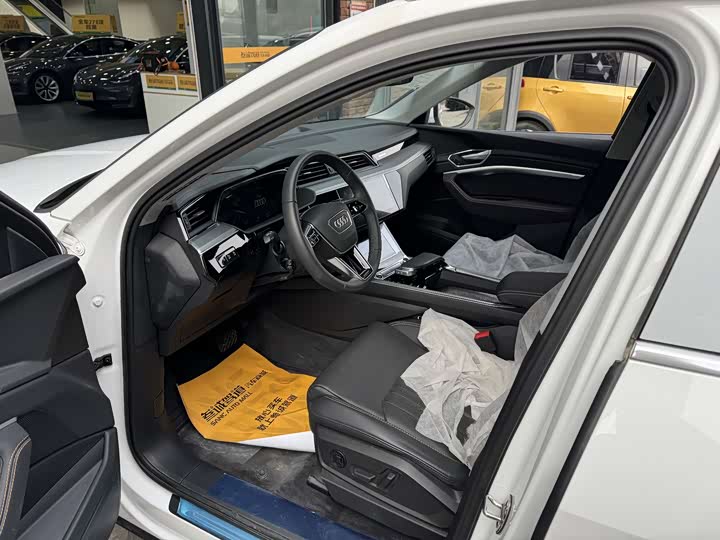 Фото 8 - Audi e-tron