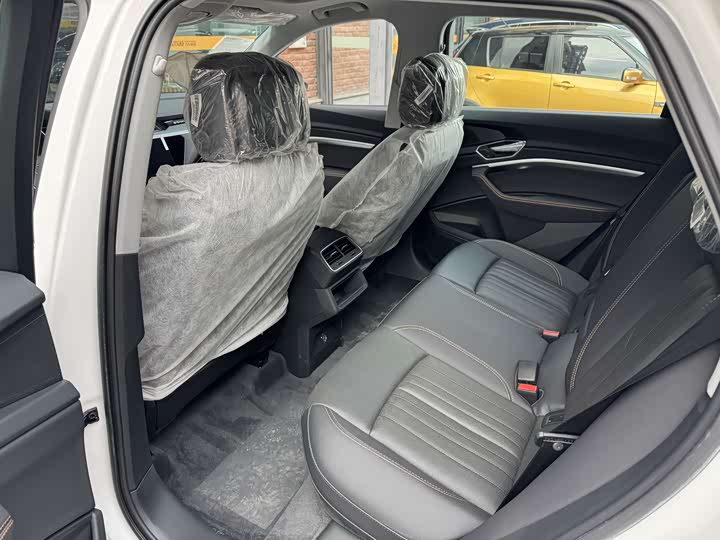 Фото 9 - Audi e-tron