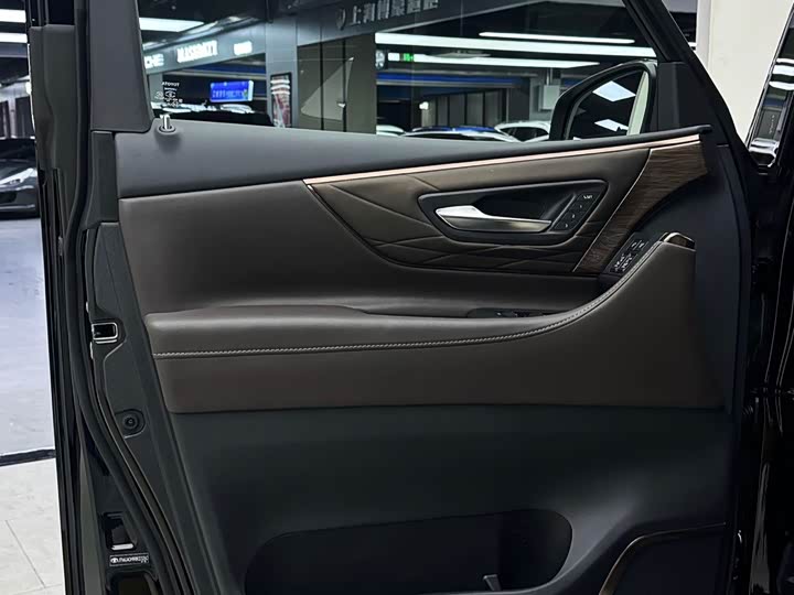 Фото 9 - Toyota Alphard