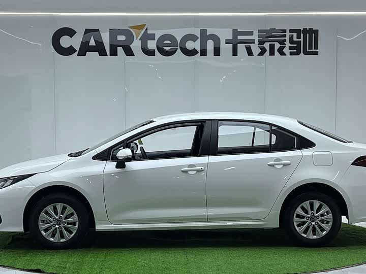 Фото 2 - Toyota Corolla