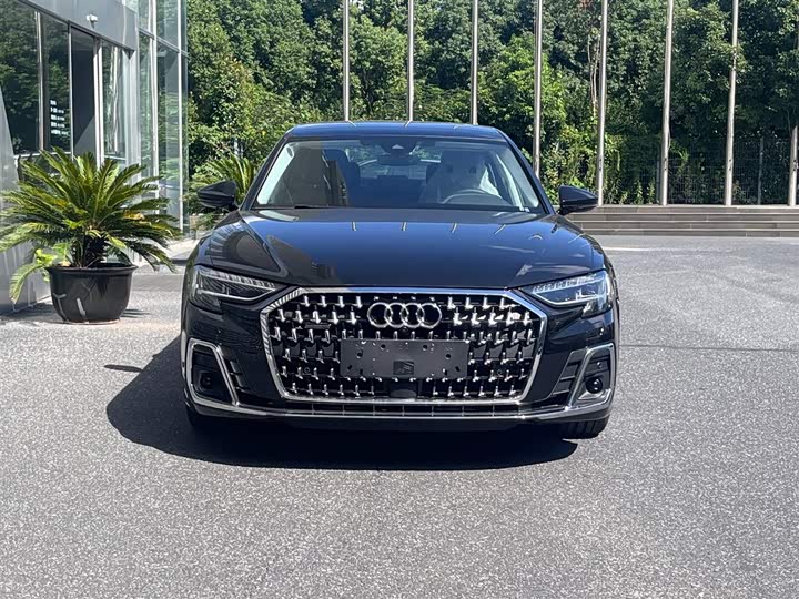 Фото 2 - Audi A8