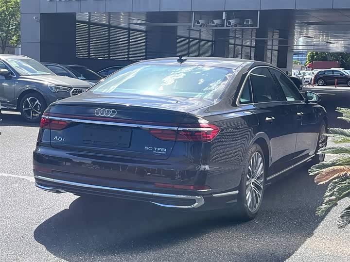 Фото 5 - Audi A8