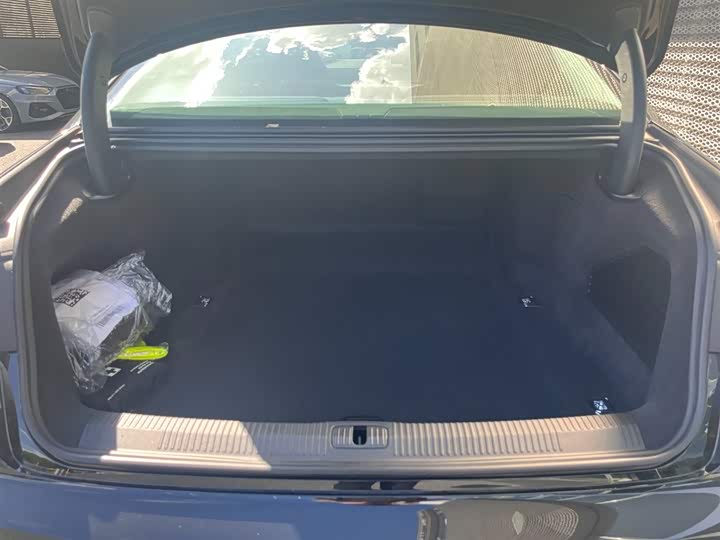 Фото 8 - Audi A8