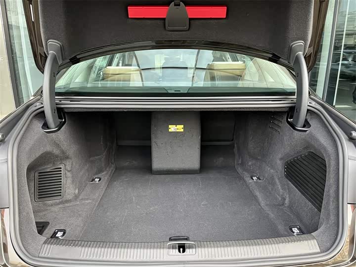 Фото 9 - Audi A8