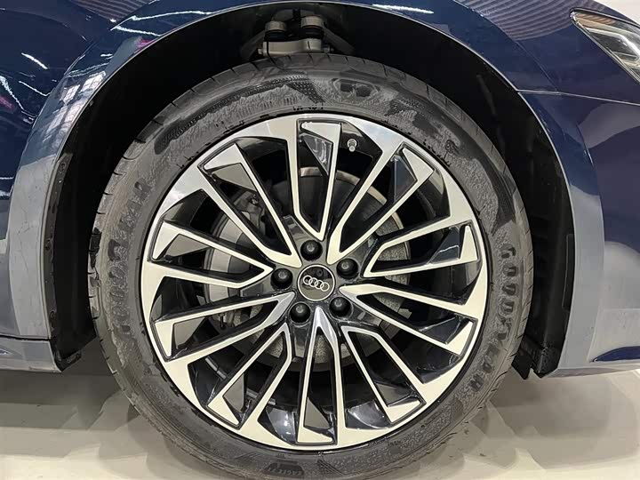 Фото 9 - Audi A7L