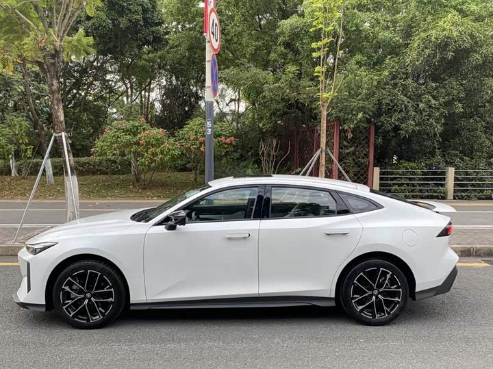 Фото 3 - Changan UNI-V Hybrid