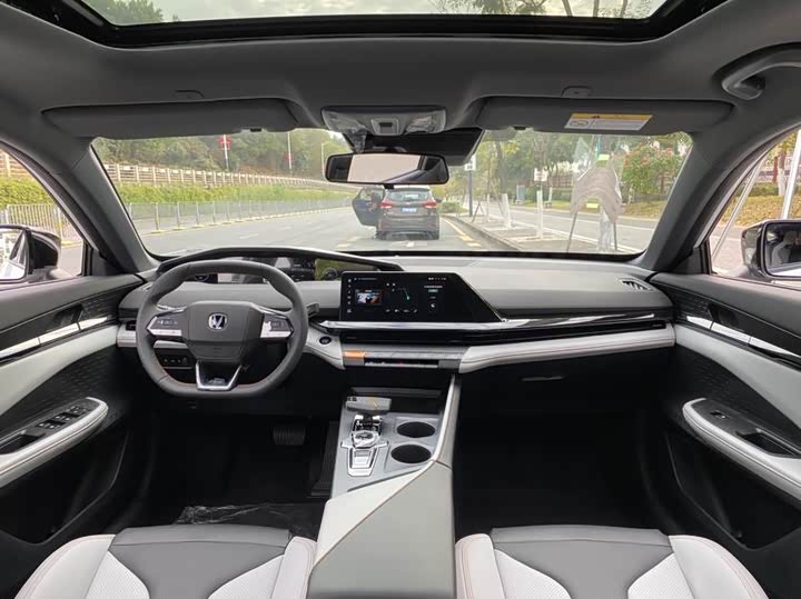 Фото 9 - Changan UNI-V Hybrid