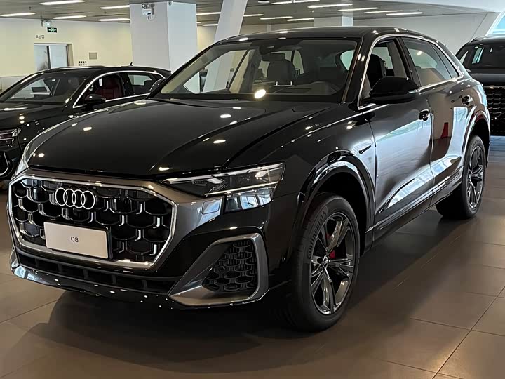 Фото 1 - Audi Q8