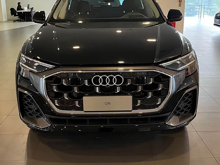 Фото 2 - Audi Q8