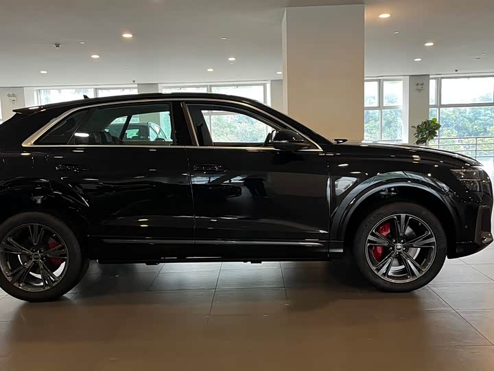 Фото 3 - Audi Q8