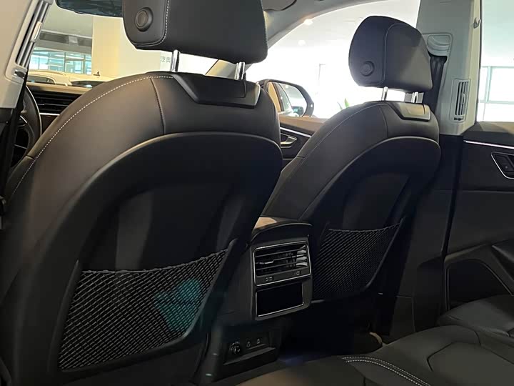 Фото 5 - Audi Q8