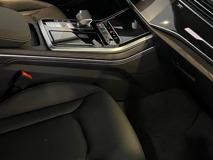 Фото 7 - Audi Q8