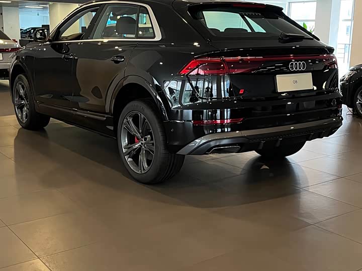 Фото 9 - Audi Q8