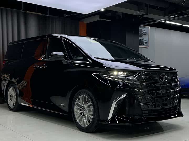 Фото 1 - Toyota Alphard