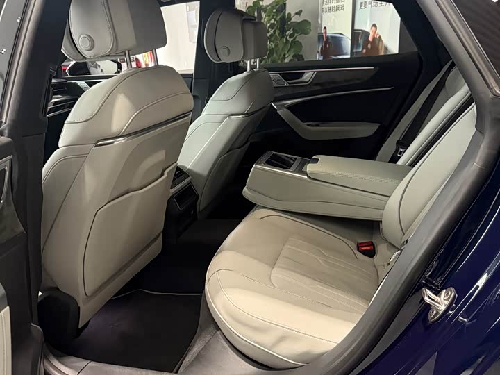 Фото 5 - Audi A7L