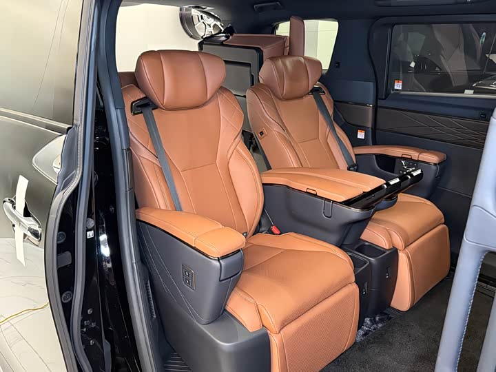 Фото 10 - Toyota Vellfire