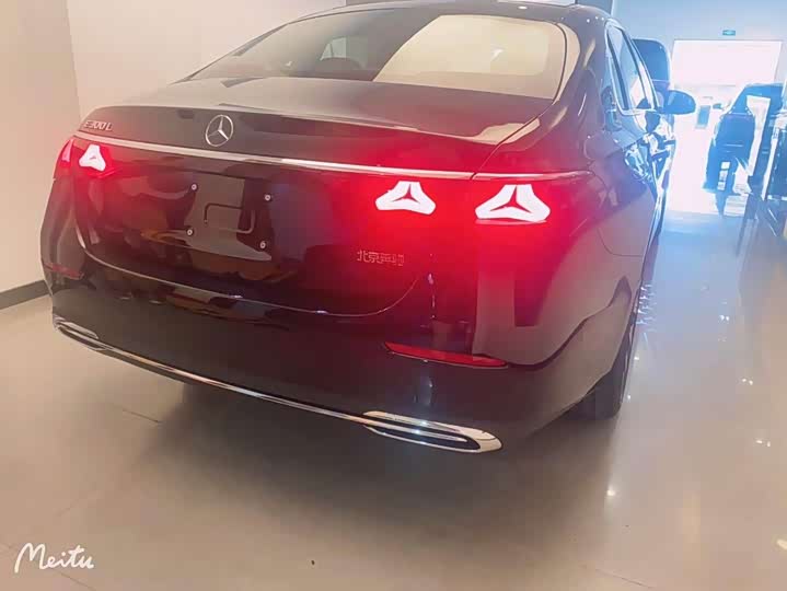 Photo 9 - Mercedes-Benz E-Class