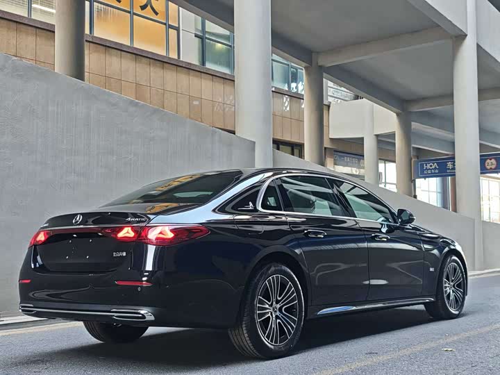 Photo 5 - Mercedes-Benz E-Class