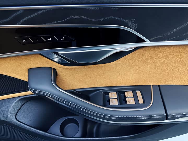 Фото 16 - Audi A8