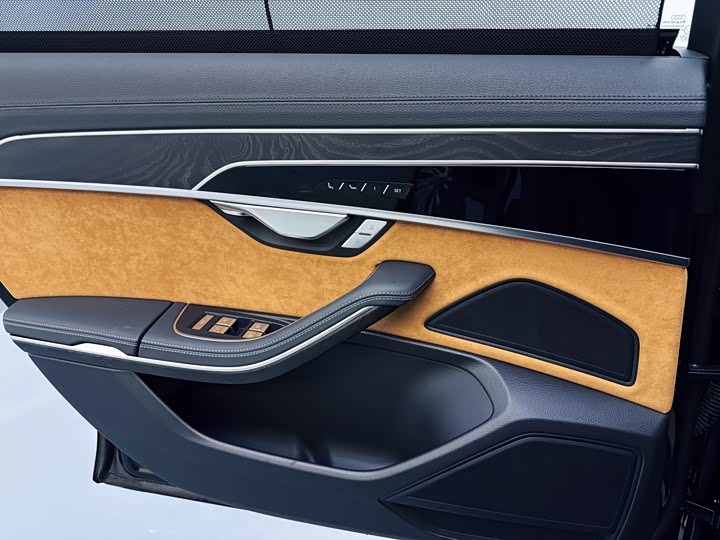 Фото 35 - Audi A8