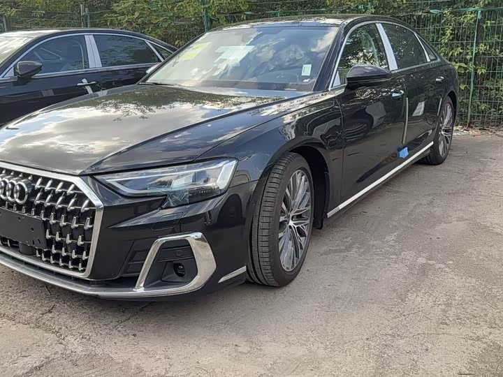 Фото 1 - Audi A8