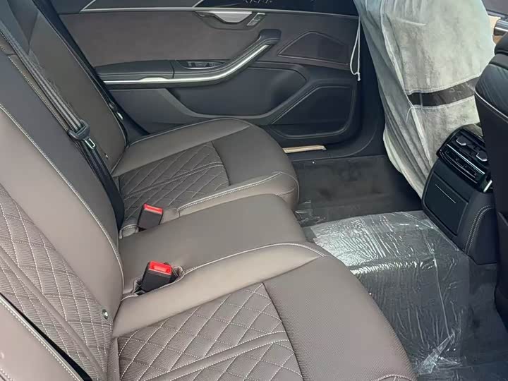 Фото 5 - Audi A8