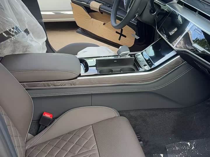 Фото 7 - Audi A8