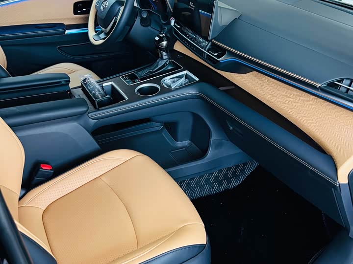 Фото 5 - Toyota Sienna