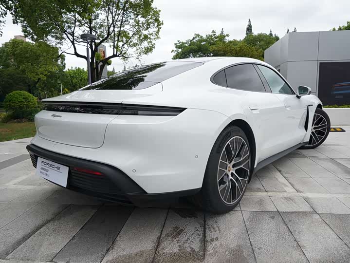 Фото 18 - Porsche Taycan