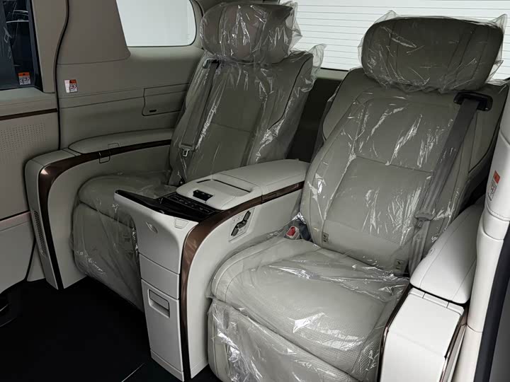 Фото 11 - Lexus LM