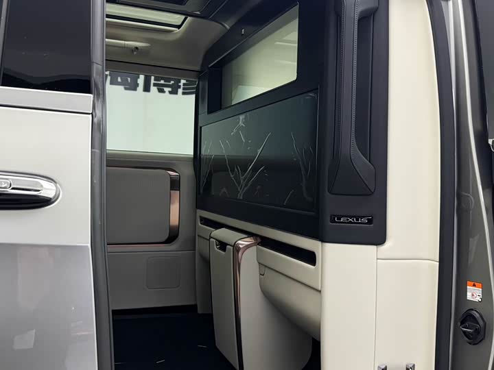 Фото 12 - Lexus LM