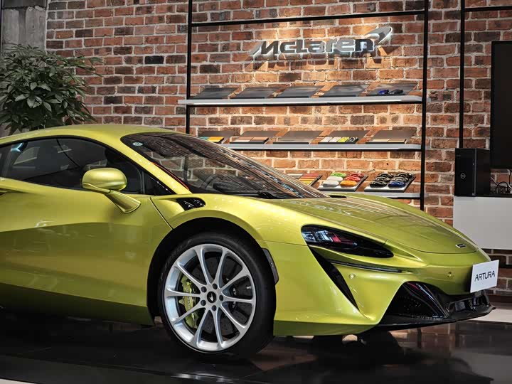 Фото 2 - McLaren Artura