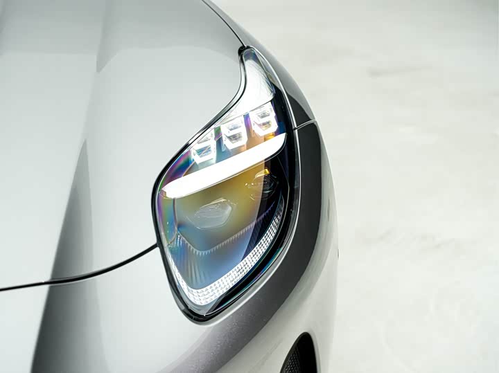 Фото 8 - Aston Martin DB12