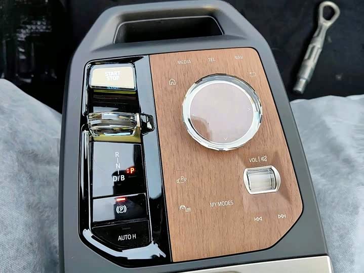 Фото 10 - BMW iX