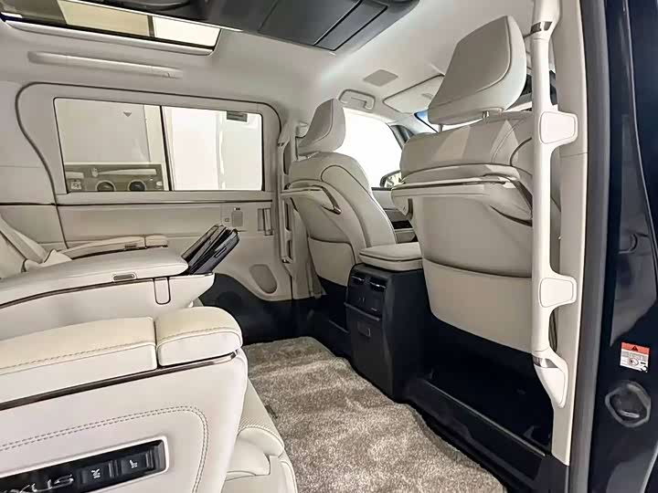 Фото 10 - Lexus LM