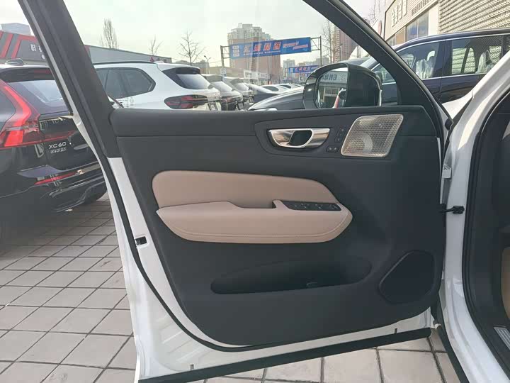 Фото 6 - Volvo XC60