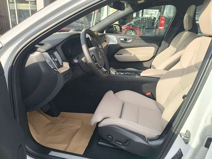 Фото 8 - Volvo XC60