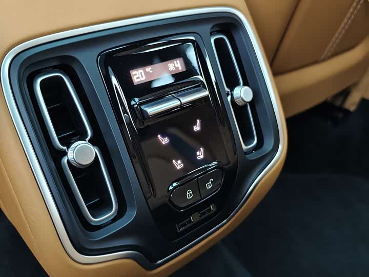 Фото 12 - Aston Martin DBX