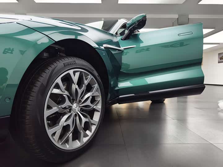 Фото 15 - Aston Martin DBX