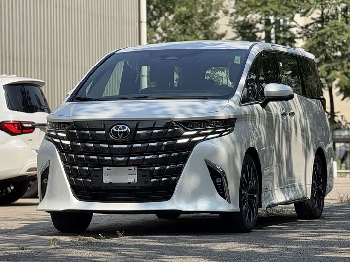 Фото 1 - Toyota Alphard