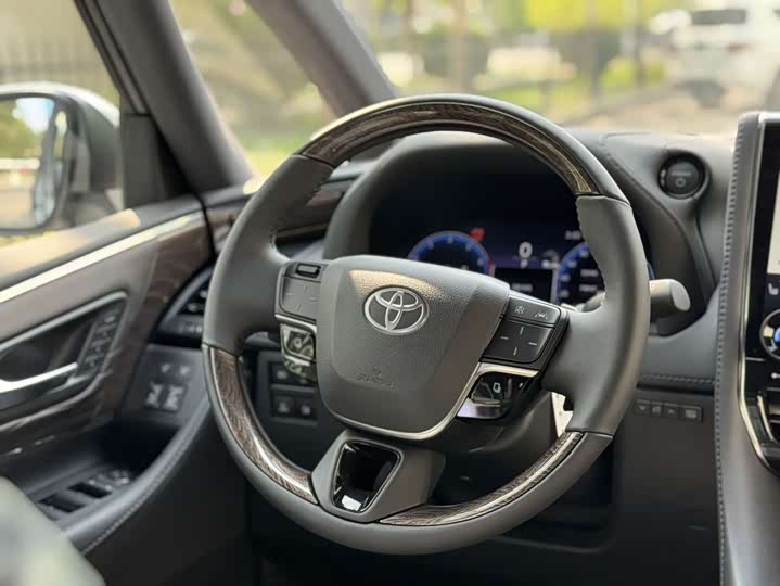 Фото 9 - Toyota Alphard