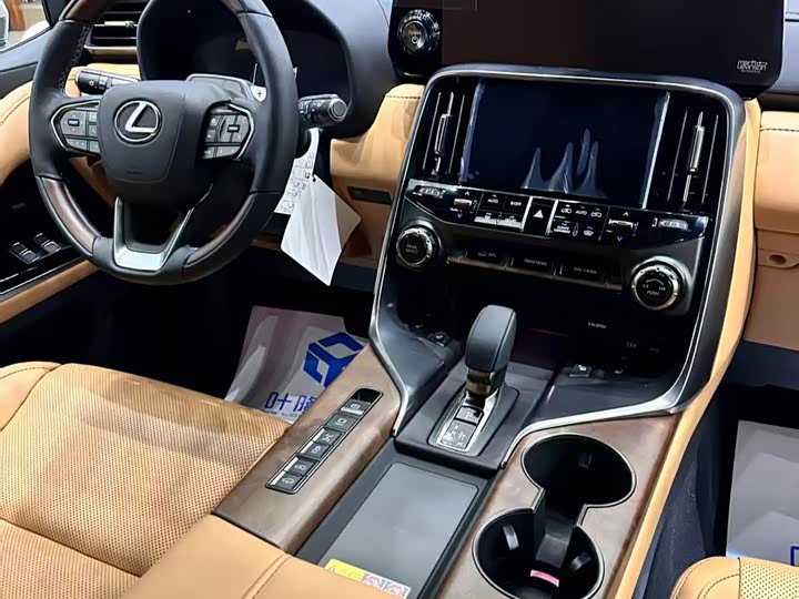 Фото 6 - Lexus LX