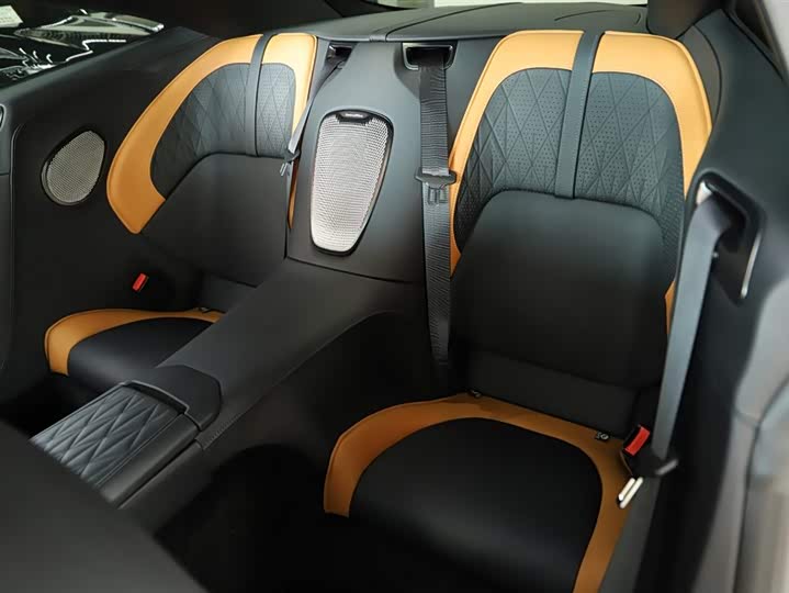 Фото 7 - Aston Martin DB12