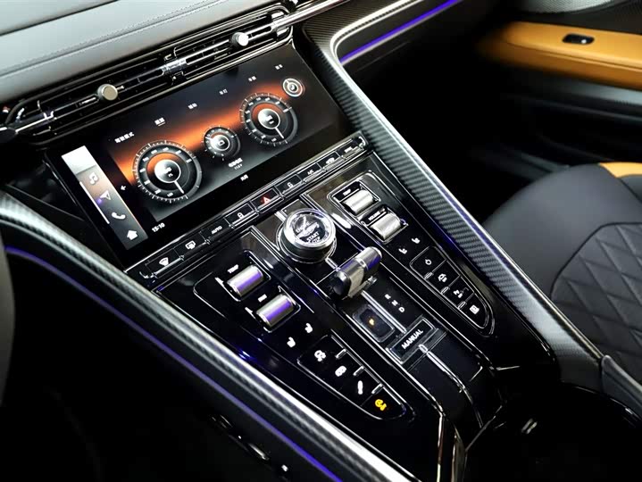 Фото 8 - Aston Martin DB12