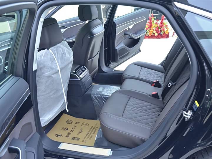 Фото 5 - Audi A8