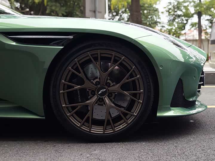 Фото 3 - Aston Martin DB12