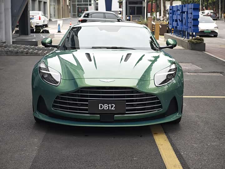 Фото 5 - Aston Martin DB12