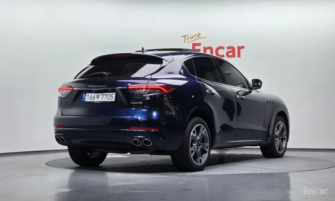 Фото 2 - Maserati Levante