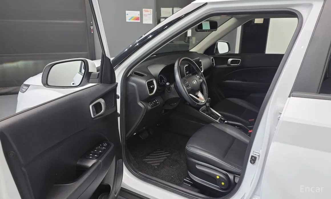 Photo 10 - Hyundai Venue