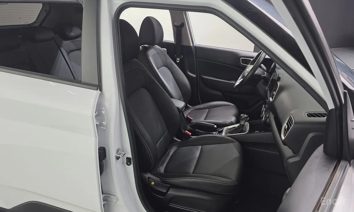 Photo 12 - Hyundai Venue